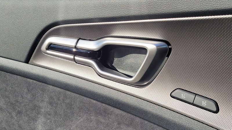 3. Die Türgriffe: Bei den inneren Türgriffen hat man manchmal das Gefühl, dass Designer und Ingenieure sie eher stiefmütterlich behandeln. Da wird halt irgendein dünnes, wackeliges Plastikteil verbaut. Hauptsache es erfüllt seinen Zweck. Nicht so beim Sportage. Die Griffe passen zum Designkonzept, nehmen sie doch die Form der Lufteinlässe wieder auf. Sie sind zwar aus Kunststoff, kommen aber im Alu-Look daher und wirken allein schon durch ihre Massivität wertig.  (Wehner/Vogel Communications Group)