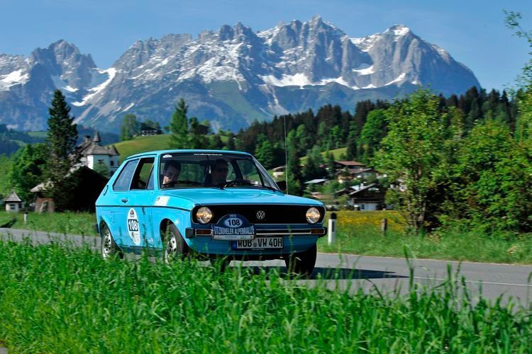 Die Kitzbüheler Alpenrallye hat stets auch zahlreiche Promis im Starterfeld vorzuweisen. (Foto: Volkswagen)
