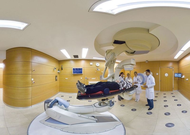 Dank seiner sechs Freiheitsgrade kann der Kuka Roboter Patienten flexibel und präzise bewegen.  Bild: Universitätsklinikum Heidelberg HIT (Archiv: Vogel Business Media)