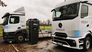 Vier Ladestationen mit insgesamt acht Ladepunkten sind für das Laden elektrischer Lkw mit je bis zu 400 kW Ladeleistung ausgerichtet.  (Bild: Wessels Logistik)