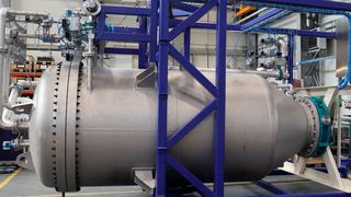 Der Kerzenfilter ist eine kompakte Einheit, arbeitet vollautomatisch und erlaubt hohe Durchsatzleistungen. (BHS-Sonthofen)