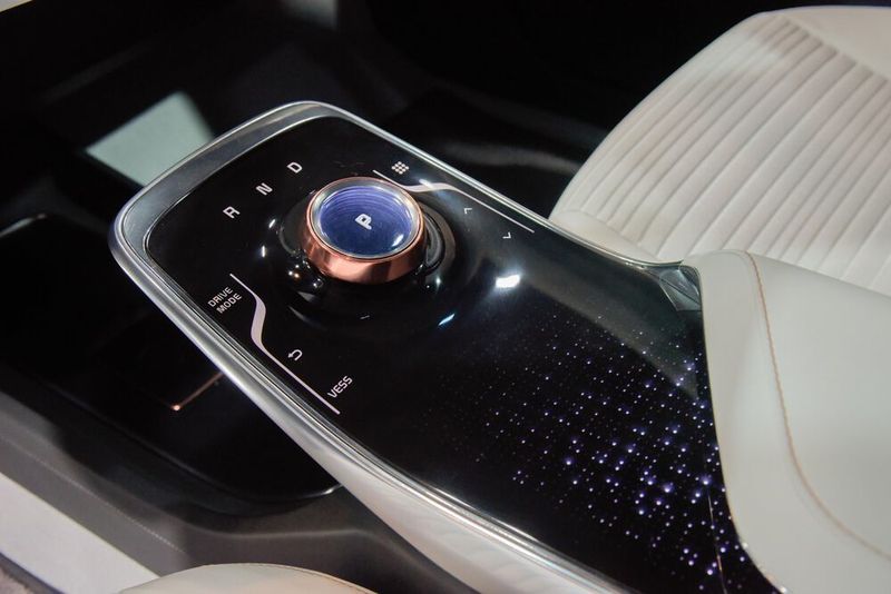 Ein schönes Inneraumdetail ist das Design der Mittelkonsole mit dem Fahrmoduswahlknopf  (Kia)