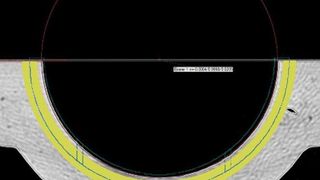 2D-Scanergebnis mit den definierten Bereichen für die Bewertung des Qualitätsparameters „Poren“, Definition des Auswertebereichs gelb, Solllinie grün. (Bild: Microvista)