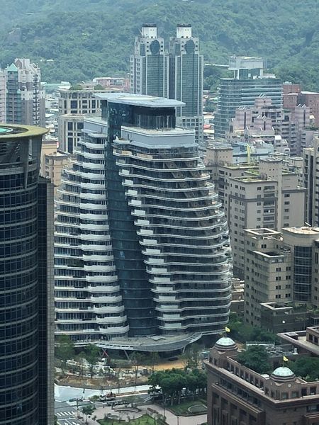 Wer Kleingeld übrig hat für eine 800qm Wohnung, wo man sein Auto mit in seine Wohnung hochfahren kann, der kann das in diesem Neubau loswerden. (Vogel IT-Medien GmbH)