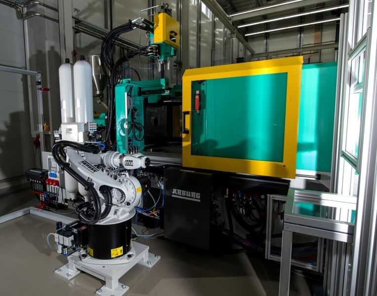 Der Roboter legt die Teile automatisch auf dem Förderband ab und vereinzelt dabei die Trays. (Bild: MBFZ Toolcraft)