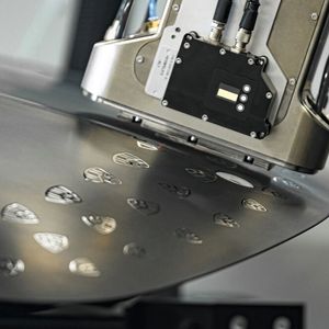 Kein Verlust: PixelPaint besteht aus einem Lackapplikator mit über 1.000 einzeln gesteuerten Düsen. Der Applikator bewegt sich eng an der Fahrzeugkarosserie entlang, um sicherzustellen, dass der gesamte Lack aufgetragen wird. Das funktioniert ohne Overspray oder überschüssigem Lacknebel. (Bild:  ABB)