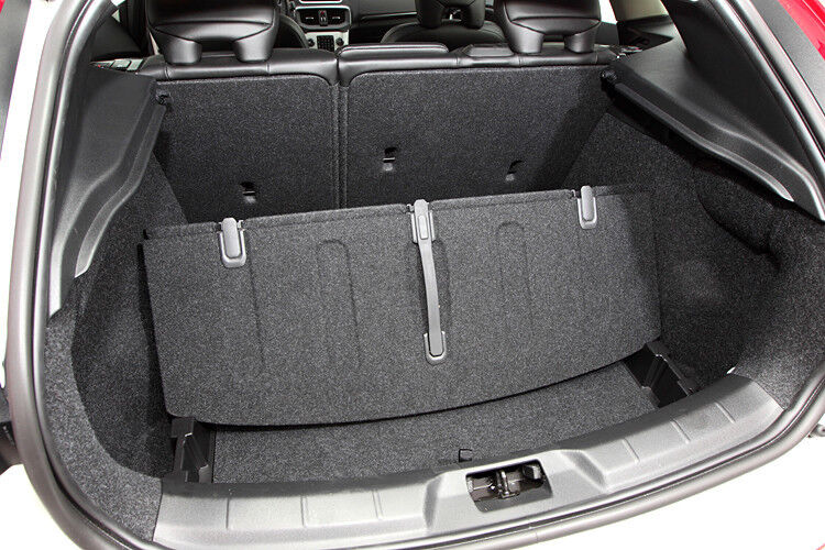Der Kofferraum ist klassenüblich und lässt sich mittels Bodenfach unterteilen. Mit aufgestellten Rücksitzlehnen der Fondsitzbank fasst er 335 Liter – maximal  sind 1.032 Liter möglich. (Foto: Volvo)