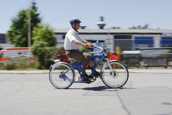 Das verstärkte Aufkommen von strombetriebenen Fahrrädern erfordert angesichts der schwer einzuschätzenden Geschwindigkeiten erhöhte Aufmerksamkeit von allen Verkehrsteilnehmern. (Bild: TÜV SÜD)