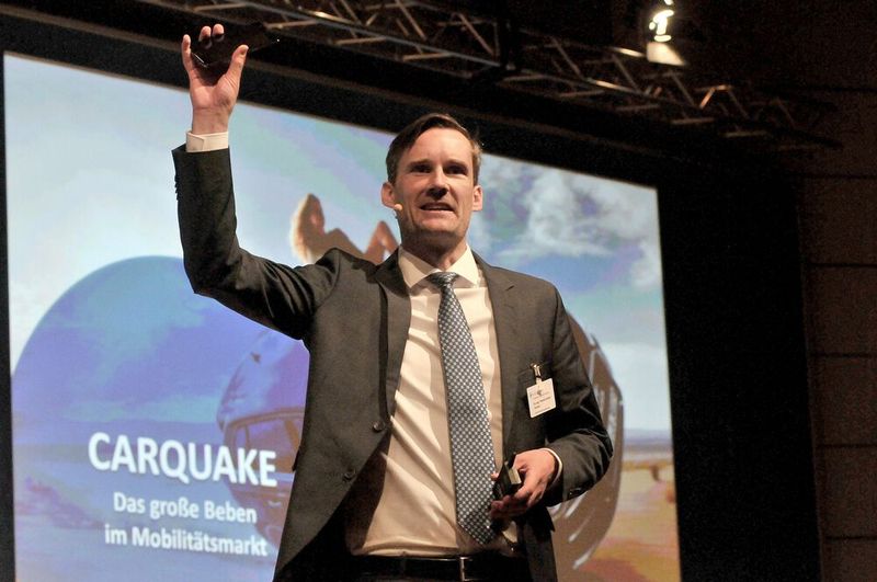 „Carquake – Das große Beben im Mobilitätsmarkt“. Unter dieser Headline stand der Vortrag von Dr. Thomas Sauters-Servares. Der Mobilitätsforscher und Studiengangleiter Verkehrssysteme an der ZHAW School of Engineering blickte in die Mobilitätsglaskugel. (Bild: Zietz/»kfz-betrieb«)