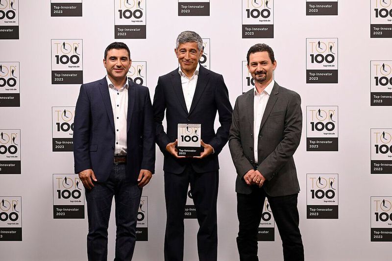 Die Endiio Engineering GmbH hat eine IoT-Sensorplattform auf der Basis einer patentierten, echtzeitfähigen Ultralow-Power-Kommunikationstechnologie entwickelt. Sie funktioniert mit drahtlosen Sensoren und ist mit Thermo- und Lichtenergie komplett autark. Die Sensoren erfassen Daten wie Temperatur, Vibration oder Betriebszeit, wodurch Defekte erkannt werden können, noch bevor sie die Produktion zum Stillstand bringen. Von links: Tolgay Ungan (CEO), Omar Gorgies (Produkt- und Qualitätsmanager). (Bild: KD Busch/compamedia)