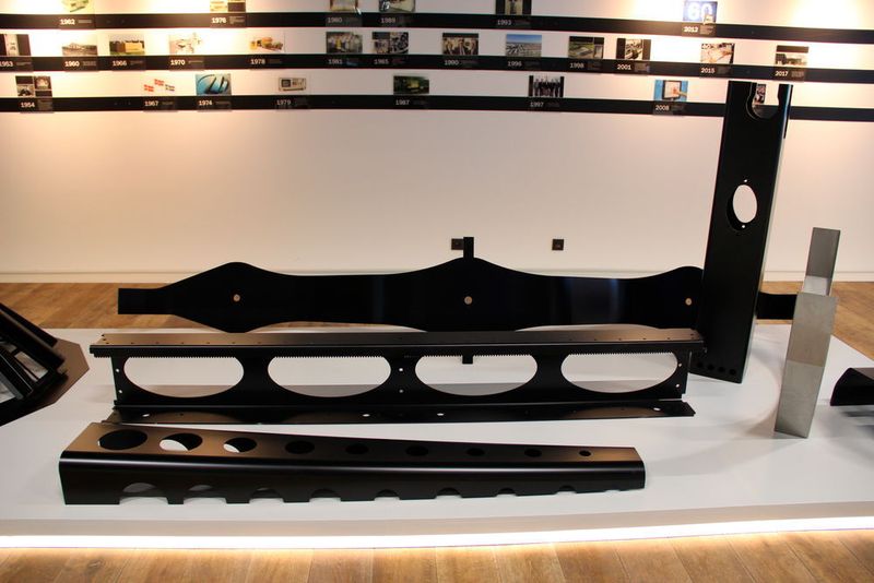 Zu jeder Maschine zeigt LVD Bauteile, die damit hergestellt wurden. (Itasse)