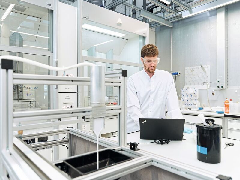 Die Festkörperelektrolyte wer­den mit Hilfe der Beschichtungsanlage im Laborformat aufgetragen. (ETH Zürich / Stefan Weiss, partners in GmbH)