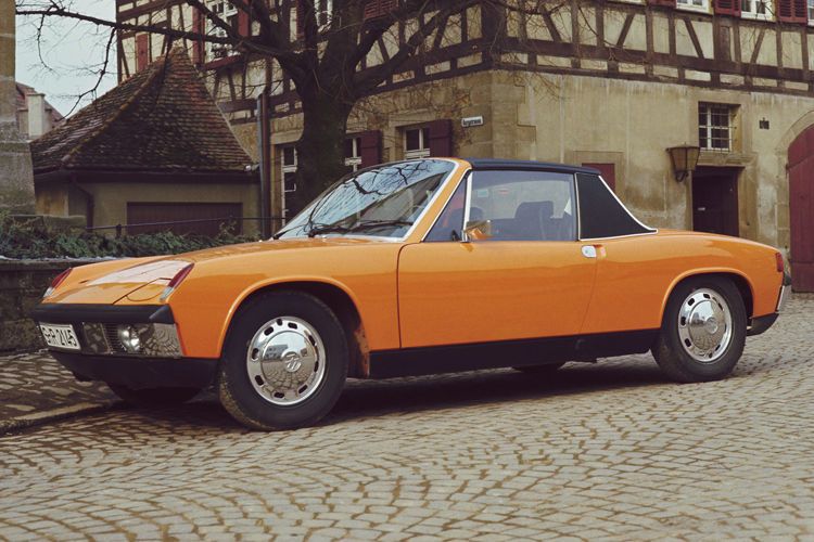Der Porsche 914, auch  „VW-Porsche“ genannt, war eine Gemeinschaftsentwicklung von Porsche und Volkswagen und bildete ab dem Modelljahr 1970 das neue Porsche Einstiegsmodell. Zu seiner Einführung war der 914 mit zwei Motorisierungen erhältlich: mit einem 1,7-Liter-Vierzylinder-Boxermotor mit 80 PS von Volkswagen und einem 2,0-Liter-Sechszylinder-Boxermotor mit 110 PS vom Porsche 911 T. (Porsche)