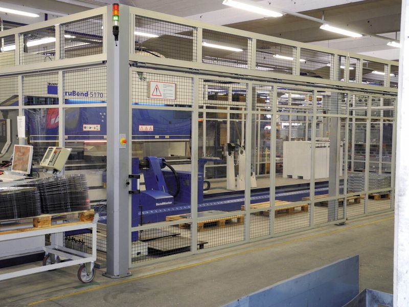 Die automatisierte Biegeanlage ist den Sicherheitsvorschriften entsprechend eingehaust. (Bild: H. Jörg)