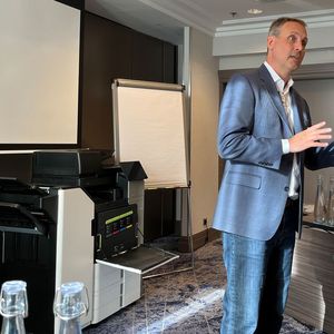 Chris White, Senior Director, Global Product Strategy & Portfolio Management, demonstriert bei der Launch-Veranstaltung der Geräte deren einfache Handhabung. (Bild:  Vogel IT-Medien)