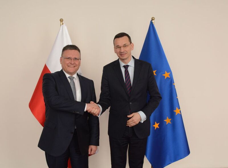 波兰和德国双方在 5 月宣布签署投资协议 (戴姆勒股份公司)