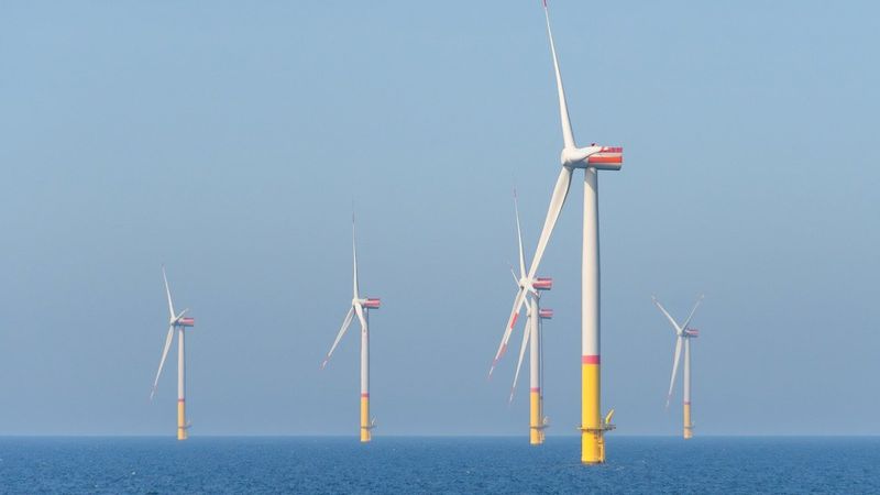 Offshore-Windpark: Dabei handelt es sich um eine Gruppe von Windkraftanlagen, die im Meer errichtet werden, um Windenergie in Strom umzuwandeln.(Bild:  Sinousxl /  Pixabay)