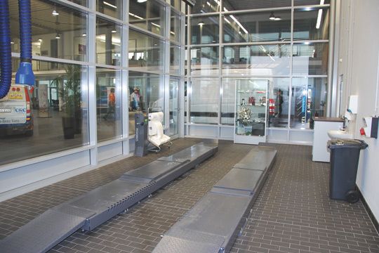 Die transparente Dialogannahme hat einen Zugang zum Verkaufsraum. (Archiv: Vogel Business Media)