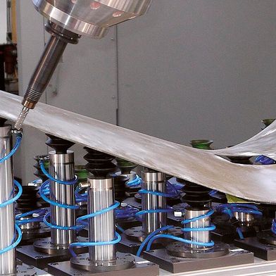 Für Aerospace und andere Branchen ist FSS gedacht, das flexible Spannsystem für wechselnde Freiformflächen. (Bild: Römheld GmbH Friedrichshütte)