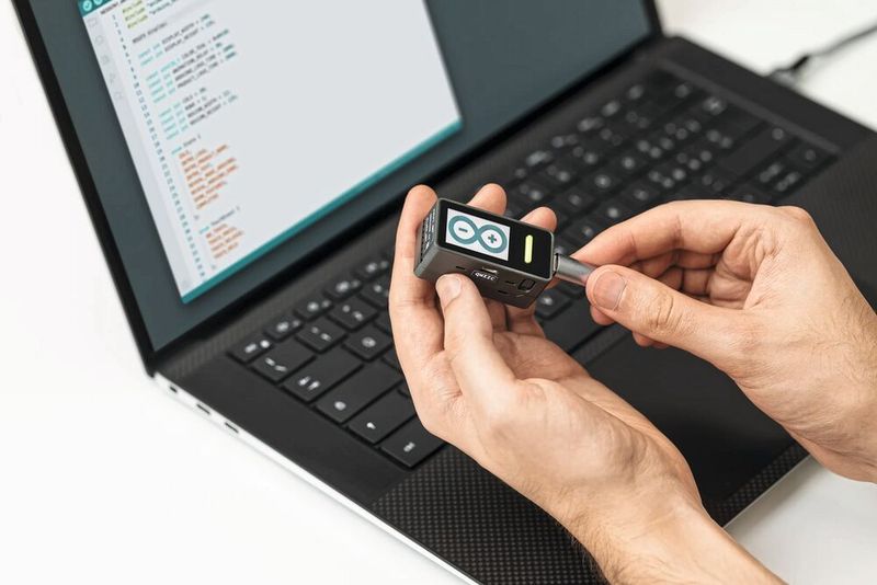 Arduino zeigt mit dem Nesso N1 ein kompaktes IoT-Kit, das den ESP32-C6 mit zusätzlichem Lora-Modul und mehreren Funkprotokollen in einem handlichen Gehäuse bündelt. (Bild: Arduino)