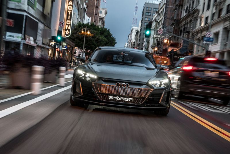 Die Kraft wird über ein einstufiges Getriebe auf alle vier Räder übertragen, zur Optimierung der Traktion und der Agilität gibt es Torque-Vectoring-Systeme.  (Bild: Audi)