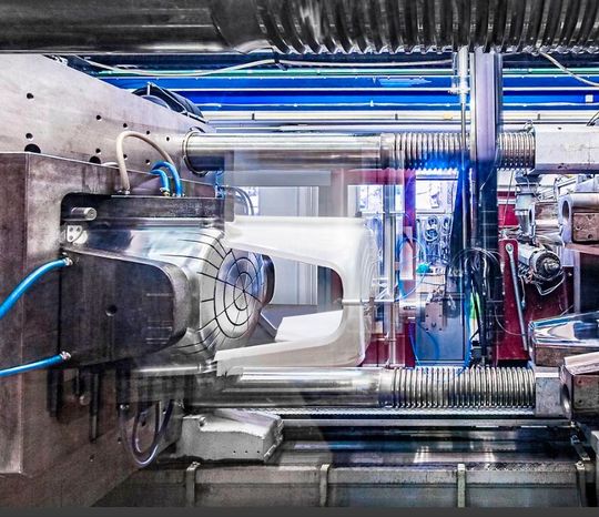 Der Werkzeug- und Formenbau Europas ist eine wichtige Basis für die Herstellung vieler Produkte aus Metall oder, wie hier, aus Kunststoff. Doch in der Branche sieht es derzeit düster aus. Deshalb richtet sich der Verband VDWF jetzt per offenem Brief an die Bundesregierung ...(Bild:  VDWF)