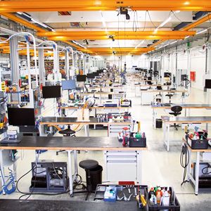 In einem modularen Montagesystem montiert nicht mehr jeder Techniker das komplette Produkt, wodurch sich die Arbeitsplätze ökonomischer gestalten lassen.(Bild:  Elabo)