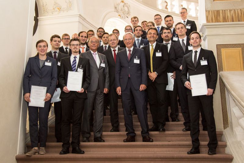 Ebenfalls wurde der Studienpreis der Stiftung an 23 Absolventen für ihre Diplom- und Masterarbeiten vergeben. (SEW)
