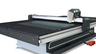 Diese kompakte Flachglas-Schneideanlage ermöglicht hohe Präzision und geringe Zuschnitttoleranzen bei Gerade- und Formenschnitten. (Bild: Lisec)