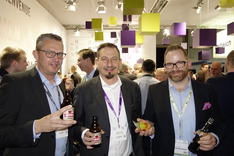 (v. l.) André Hoock, BenQ, Stephan Peters, Smart Technologies, und Arne Beismann, Kern & Stelly, pflegen mit Astra Bier und Weingummi die jährlichen ISE Traditionen. (Bild: IT-BUSINESS)