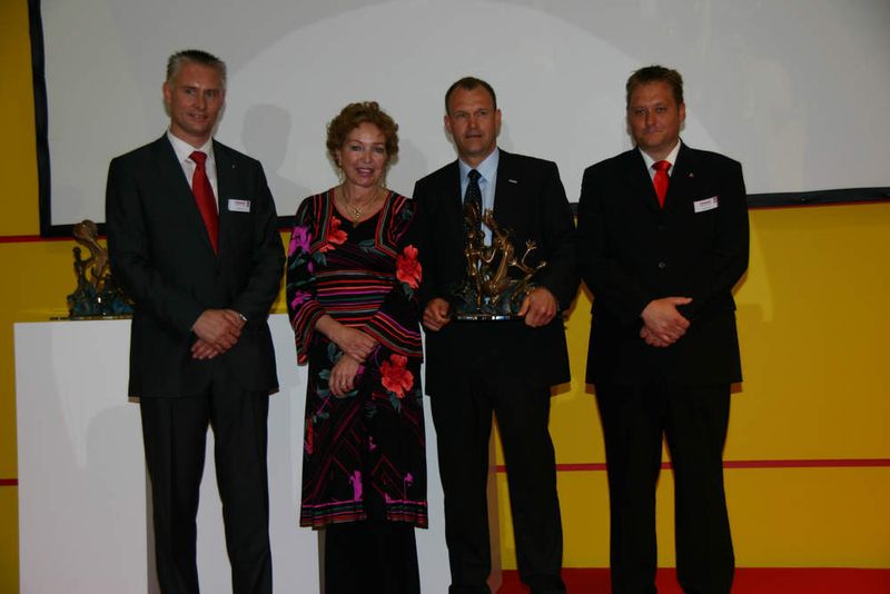 Preisträger in der Kategorie „Zulieferer/Tier 1“ Andreas Volprecht, Geschäftsführer Lewa Attendorn (2.v.r.) mit Laudator Olaf Kramm, Vertriebsleiter Fanuc Robotics Deutschland (r.) und Gerald Mies, Geschäftsführer Fanuc Robotics Deutschland und die Künstlerin Diane von Württemberg. (Archiv: Vogel Business Media)