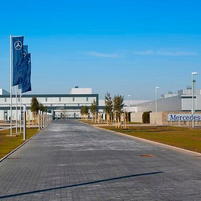 Largest Mercedes-Benz plant! The Stuttgart automaker has upgraded its plant in Kecskemét, Hungary, with the help of around one billion euros. Ola Källenius' strategy is expected to succeed because production costs in Hungary are drastically lower than in Germany. (Image: Mercedes-Benz)