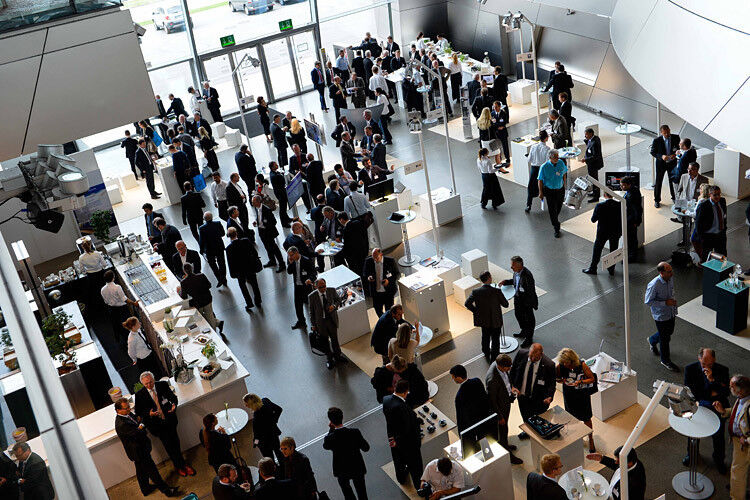 Die begleitende Fachausstellung verteilte sich in der BMW-Welt auf drei Etagen. (Foto: Bayern Innovativ/Matthias Merz)
