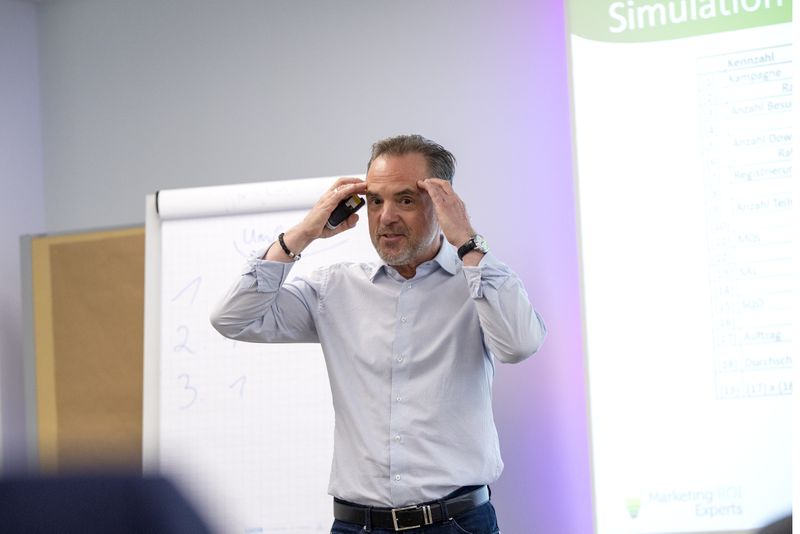 Lutz Klaus von Marketing ROI Experts erklärte, wie B2B Marketer datengestützt ihr Demand Generation Budget ermitteln. Dafür stellte er verschiedene Möglichkeiten vor.  (marconomy © Johannes Untch)