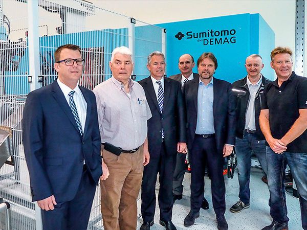 Alle, im PP-Hygieneverpackungs-Projekt von Jürgen Hass Kunststofftechnik involvierten Experten, sind augeschneinlich zufriden. Von links: Felix Oeser, Rainer Johnsen (beide Leonhard Fischer), Andreas Barth, Klaus Rahnhöfer (Sumitomo (SHI) Demag), Michael Hass, Ulrich Dierkes (Sumitomo (SHI) Demag), Thomas Wenzel.  (Sumitomo)