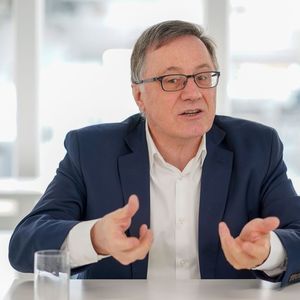 Wilhelm Bauer, Leiter des Fraunhofer IAO und Technologiebeauftragter des Landes Baden-Württemberg: „Viele Betriebe nehmen sich keine Zeit für die Digitalisierung, weil die Auftragsbücher voll sind. Dabei sind gerade in wirtschaftlich guten Zeiten die nötigen Mittel vorhanden, um das Thema anzugehen.“