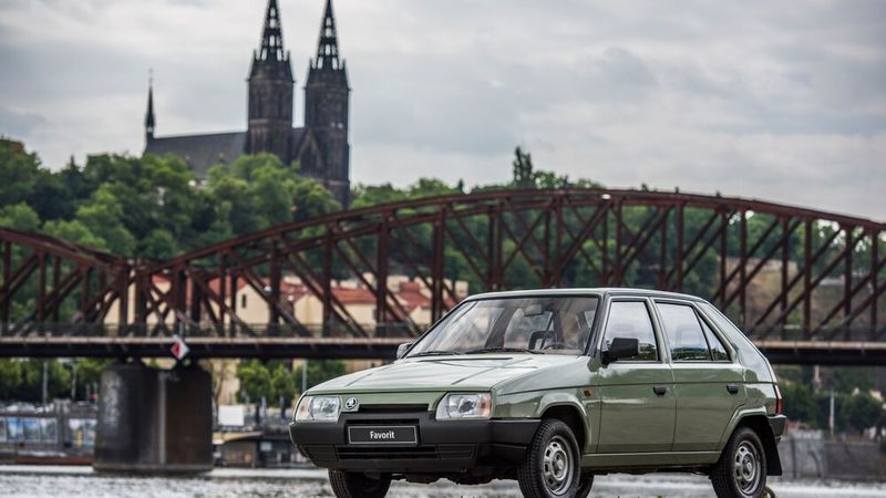 Gefällige Formen aus bella Italia – Bertone zeichnete den 1987 aufgelegten Fronttriebler Skoda Favorit. (Bild: Skoda)
