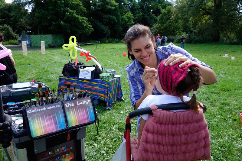 Die Kids genießen die Bemalungen. (Bild: IT-BUSINESS)