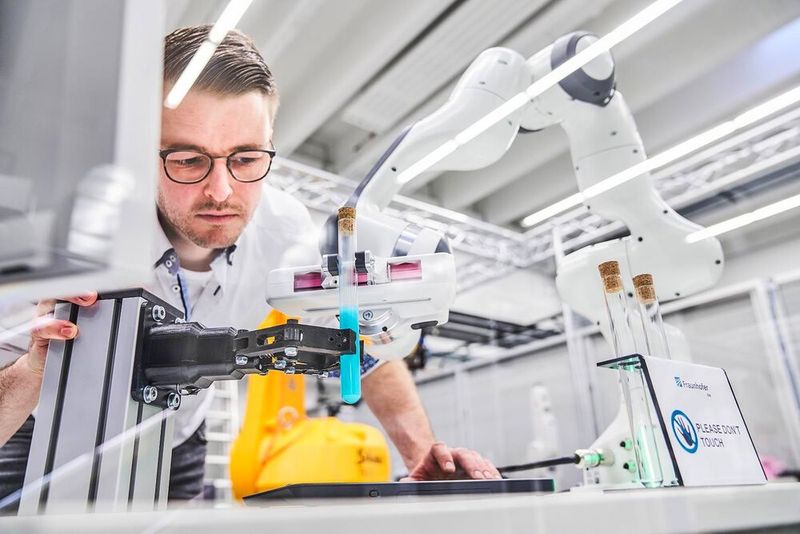 Auf der kommenden Hannover Messe beweisen Forscher des Fraunhofer IEM aus Paderborn, wie Roboter auch ohne Pneumatik auskommen können, und dennoch kräftig, dynamisch und sparsam ihre Jobs verrichten können.(Bild:  Fraunhofer IEM / W. Schroll)