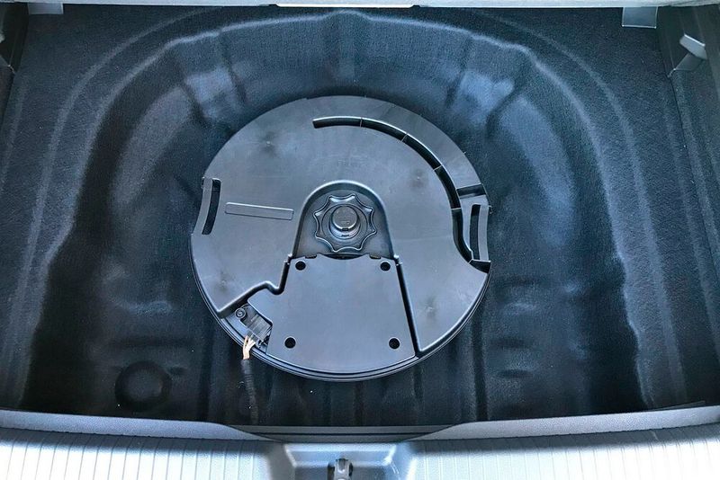 Im Testwagen war das geräumige Fach unter dem Ladeboden allerdings vom Subwoofer des Harman-Kardon-Soundsystems okkupiert. (Bild: Rosenow/»kfz-betrieb«)