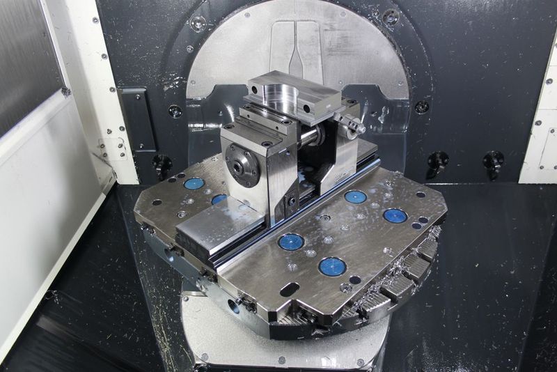Auf die Gredoc Wechsel-Grundplatte mit 10 Nullpunkt-Spannstationen auf einem 5-Achsen-CNC-Bearbeitungszentrum ist der Einfach-Spanner Grepos 5XC für die 5-Achsen-Komplettbearbeitung montiert. (Gressel)