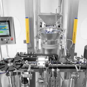 Stopfenzuführung im Isolator: noch ohne Handschuhe(Bild:  Ph.Cravarezza_Fabio)