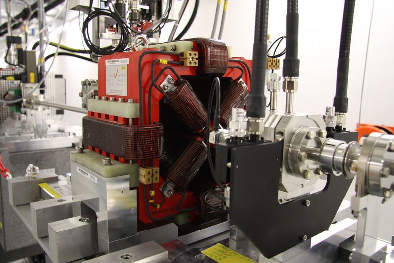 Der SwissFEL befindet sich in einem 740 Meter langen Tunnel und besteht aus Injektor, Linearbeschleuniger, Undulatoren und Messplätze. Für dieses Strecke braucht er 10 Femtosekunden oder 0,000 000 000 000 001 sec. (Sergio Caré / VBM)