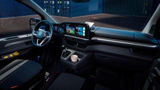 Das komplett neu entwickelte Interieur der siebten Transporter-Generation soll das Layout des Vorgängers in die Neuzeit transferieren. (Bild: VWN)