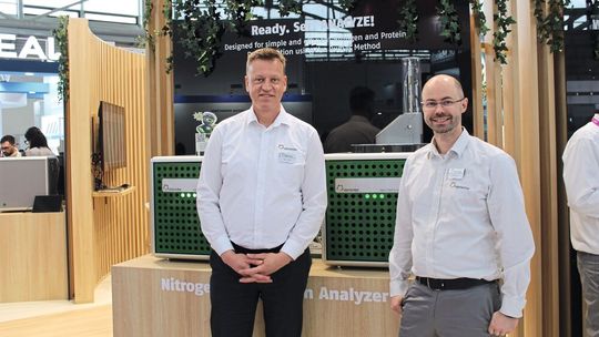 Peter Corell, Leiter Produktmangement (l.) und Dr. Jan Hartwig, Leiter des Applikationslabors bei Elementar vor den neuen Stickstoff- und Proteinanlysatoren.(Bild:  VCG – Platthaus)