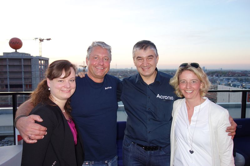 (v. l.) Julia Zeisberger, Alex Fuerst und Serguei Beloussov, Acronis mit Stephanie Steen, IT-BUSINESS (Bild: IT-BUSINESS)