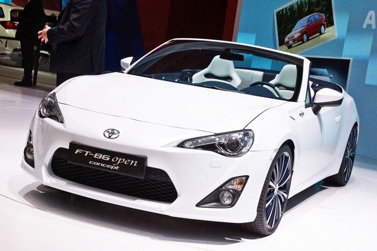 Toyota nutzt die Genfer Frühlingsgefühle auch für das Concept-Cabrio FT 86, das aus dem aktuellen Sportcoupé GT 86 geschnitten wurde. Diese offene Variante wird ebenfalls vom 2,0-Liter-Boxermotor (147 kW/200 PS) aus dem Coupé angetrieben. (Foto: sp-x)