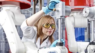 Luftultraschall: Ein mit dem Ultraschall-Prüfsystem verbundener Industrieroboter tastet das Bauteil ab. (Bild: Fraunhofer IZPF)