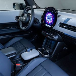 Das Cockpit präsentiert sich aufgeräumter, zudem wurde es mit mehr Textilien wohnlicher gemacht.(Bild:  Bernhard Filser)