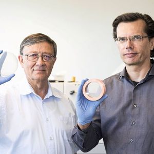 Prof. Theo Scherer (l.) und Dr. Dirk Strauss (r.) vom Institut für Angewandte Materialien (IAM) des KIT mit den Diamantscheiben